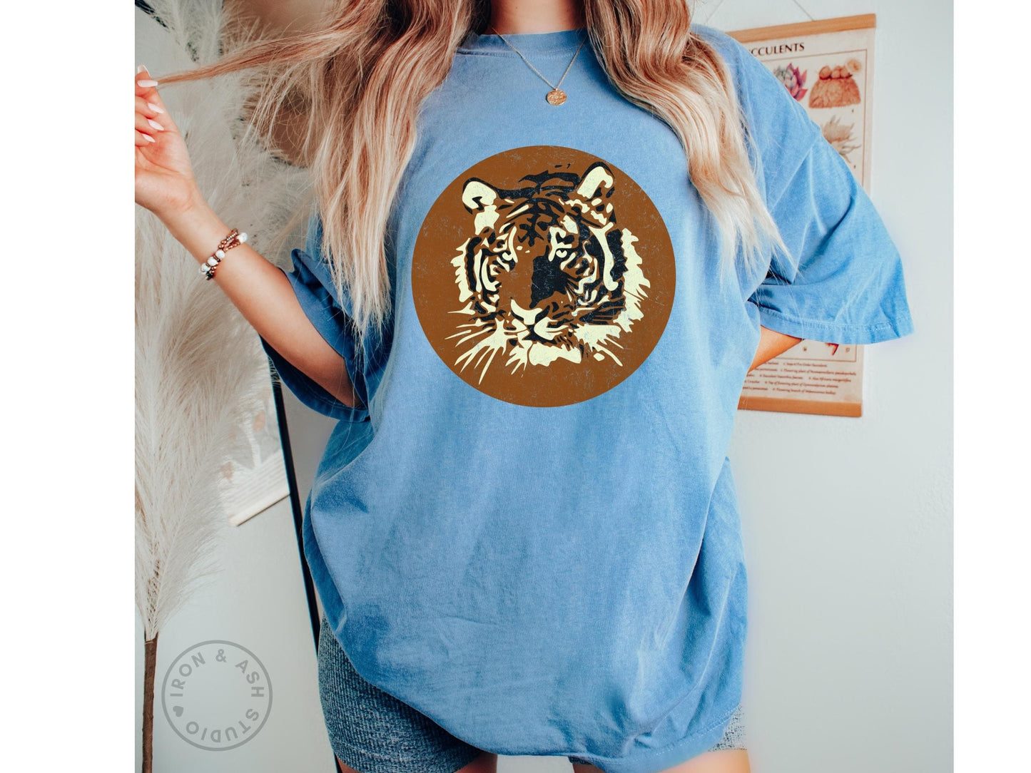 Tiger Shirt Retro Comfort Color Distressed Vintage Tiger Graphic Tee Indie Clothing Trendy Aesthetic Crewneck Jungle King Big Cats TShirt