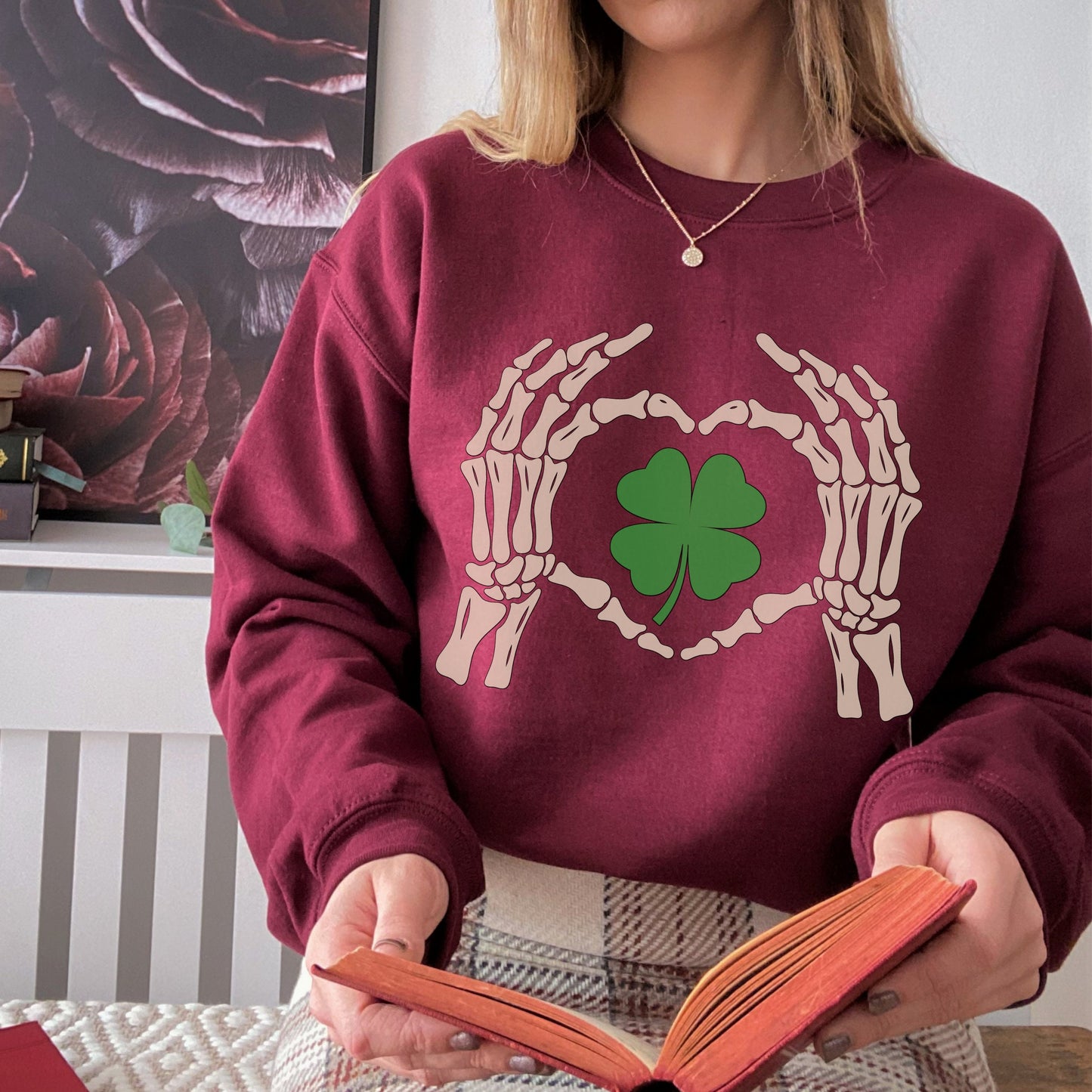 St Patricks Day Sweatshirt Skeleton Shamrock Heart Sweater for Women Men Cute St Paddys Crewneck St. Patricks Day Skeleton Hands Sweatshirt