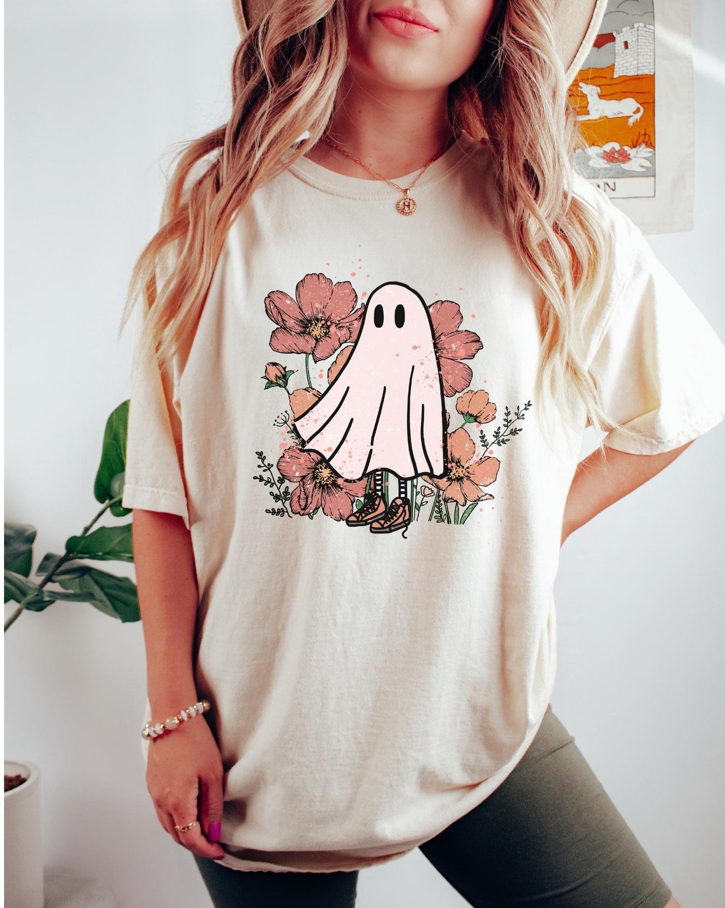 Halloween Ghost Shirt Floral Spooky Season Tee Trick or Treat TShirt Comfort Colors Halloween Party Fall Crewneck Retro Halloween Gift Teen