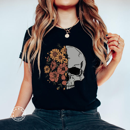 Bloom Skull Shirt Dark Academia Floral Skull Tshirt Gobblincore Skeleton Shirt Cute Fall Shirts for Women Emo Skull Shirt Indie Tees Witchy