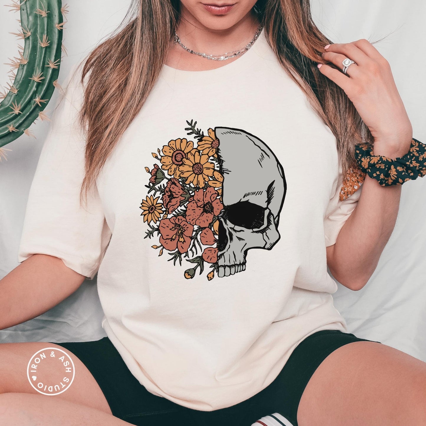 Bloom Skull Shirt Dark Academia Floral Skull Tshirt Gobblincore Skeleton Shirt Cute Fall Shirts for Women Emo Skull Shirt Indie Tees Witchy