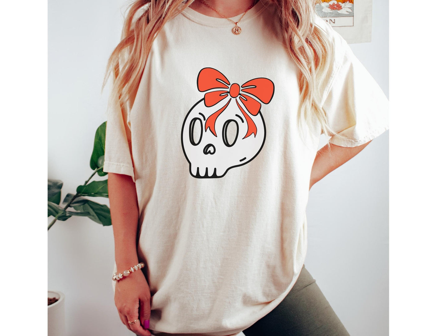 Comfort Colors Cute Kawaii Skull Shirt, Skull T-shirt, Halloween Graphic Tee, Goth Girl T Shirt, Dark Academia Aesthetic, Girl Skull Shirt