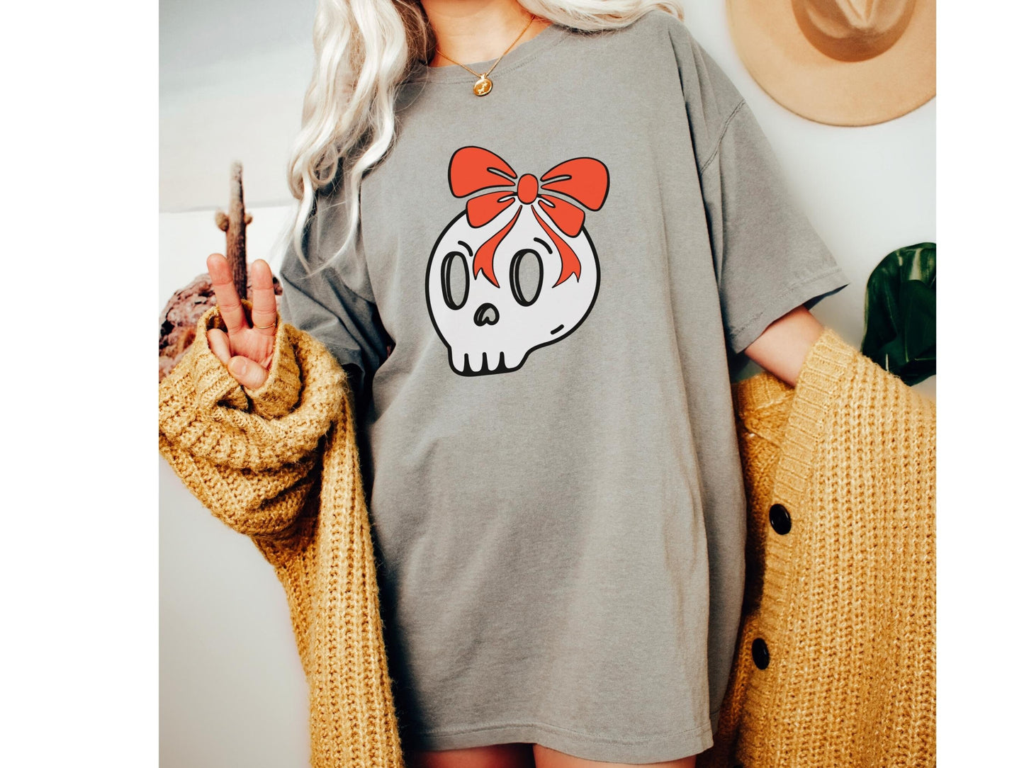 Comfort Colors Cute Kawaii Skull Shirt, Skull T-shirt, Halloween Graphic Tee, Goth Girl T Shirt, Dark Academia Aesthetic, Girl Skull Shirt
