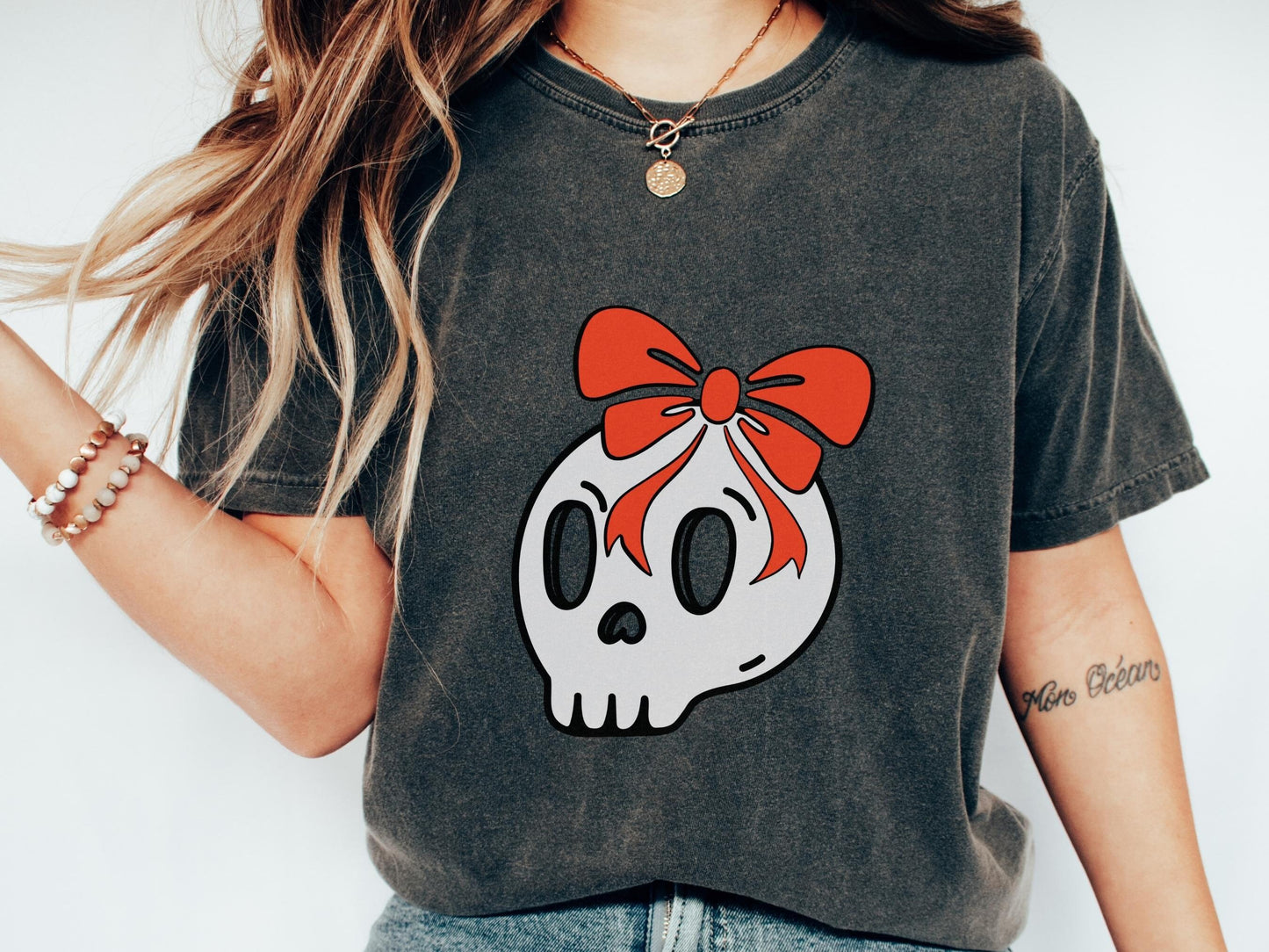 Comfort Colors Cute Kawaii Skull Shirt, Skull T-shirt, Halloween Graphic Tee, Goth Girl T Shirt, Dark Academia Aesthetic, Girl Skull Shirt