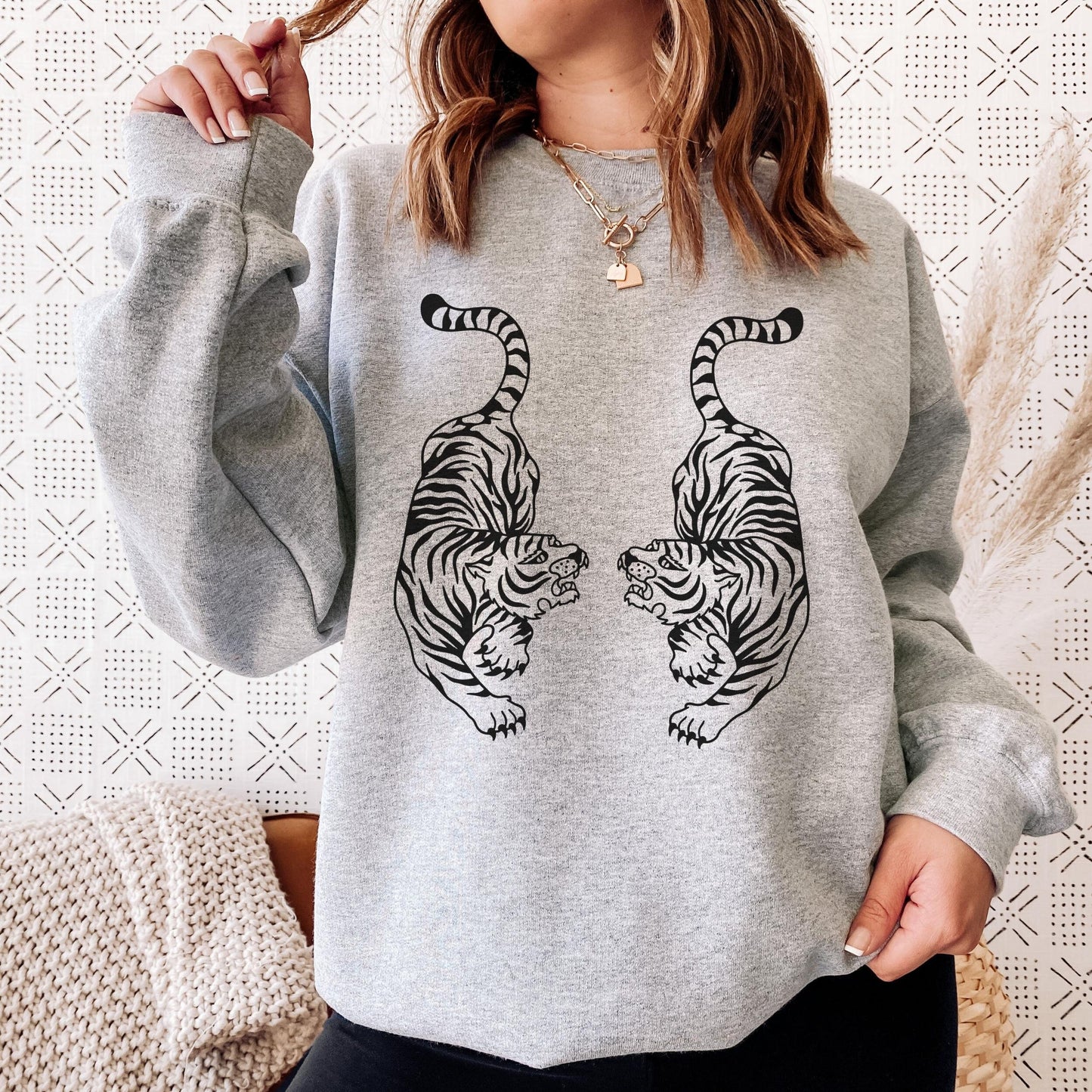 Tiger Graphic Sweatshirt Tiger Sweater Aesthetic Crewneck Indie Clothes Celestial Vintage Oversized Sweatshirt Trendy Crewneck Sweater