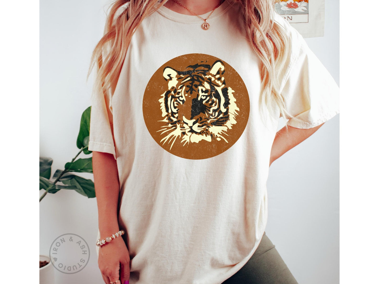 Tiger Shirt Retro Comfort Color Distressed Vintage Tiger Graphic Tee Indie Clothing Trendy Aesthetic Crewneck Jungle King Big Cats TShirt