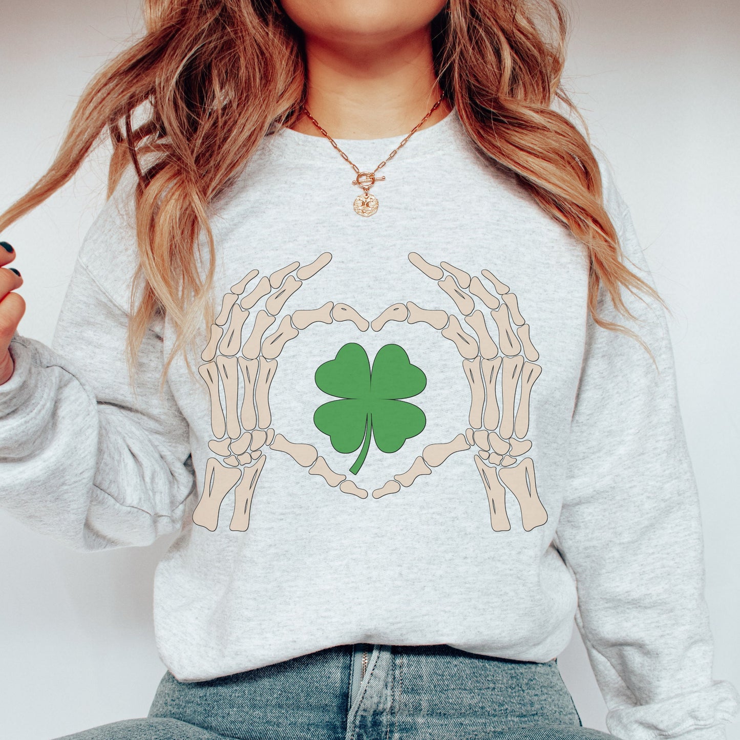 St Patricks Day Sweatshirt Skeleton Shamrock Heart Sweater for Women Men Cute St Paddys Crewneck St. Patricks Day Skeleton Hands Sweatshirt